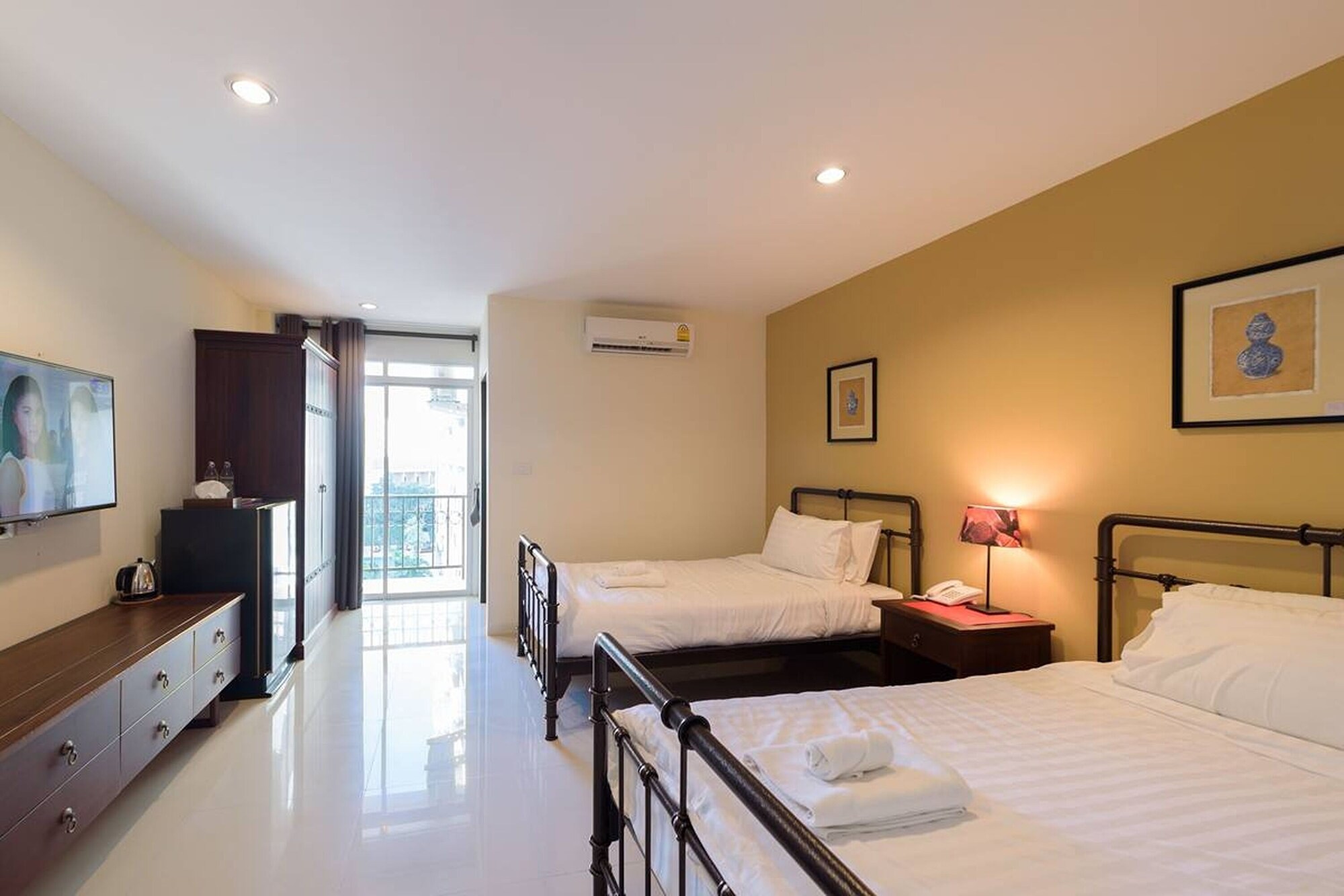 DELUXE, TWIN BEDS