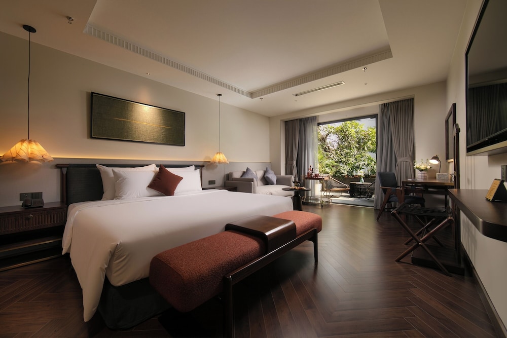 SIGNATURE, SUITE, KING BED, CITY VIEW, TERRACE