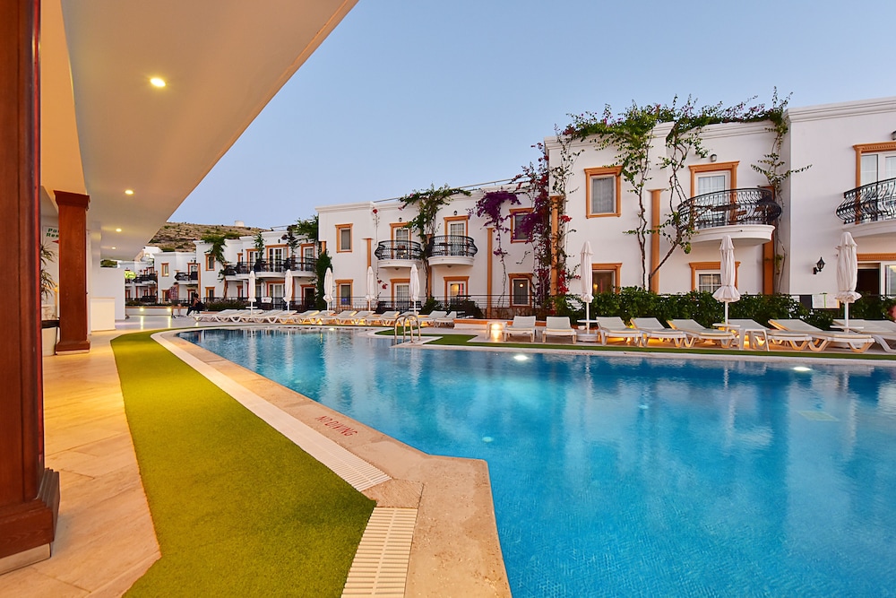 Tropicana Beach Apartments 24/38