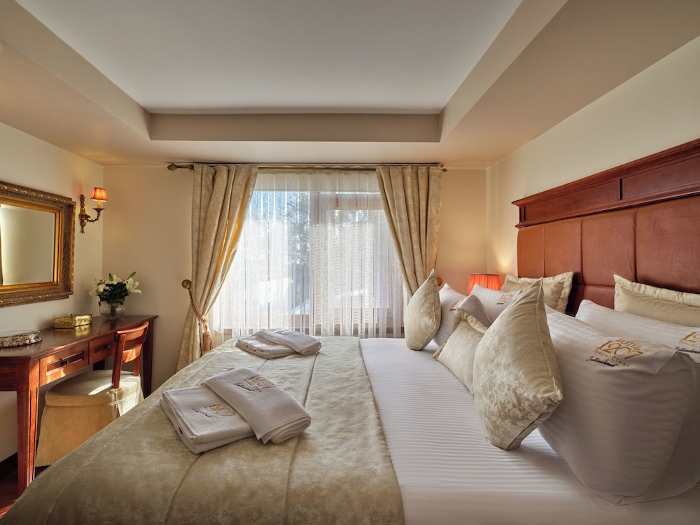 PRESIDENTIAL, SUITE