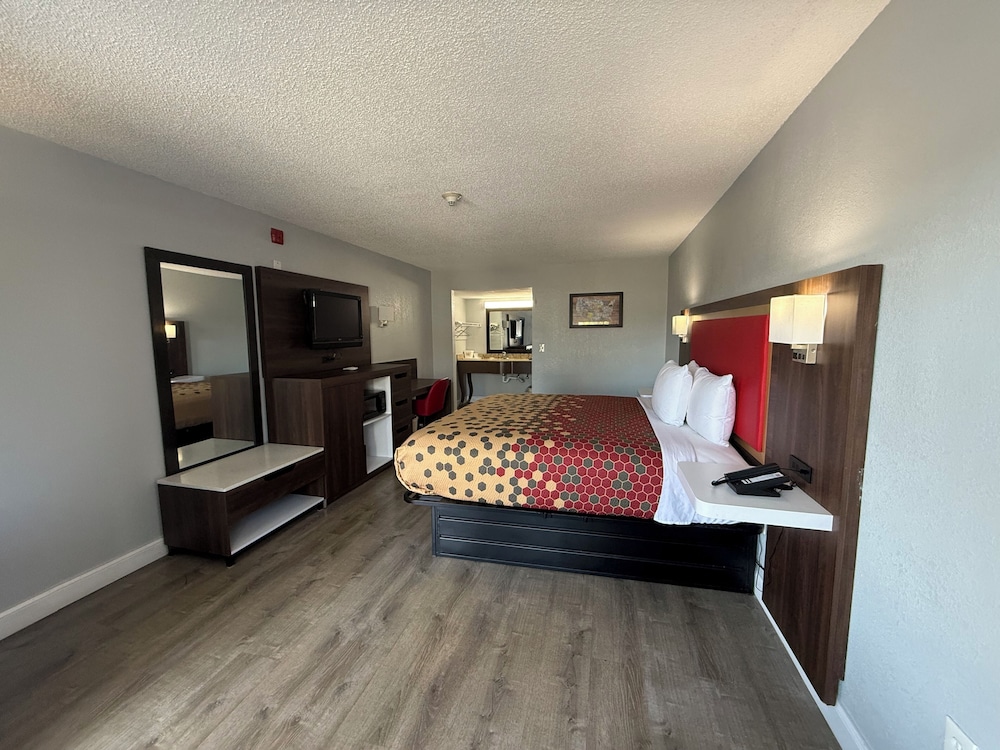 Room, King Bed, Accessible 4/9