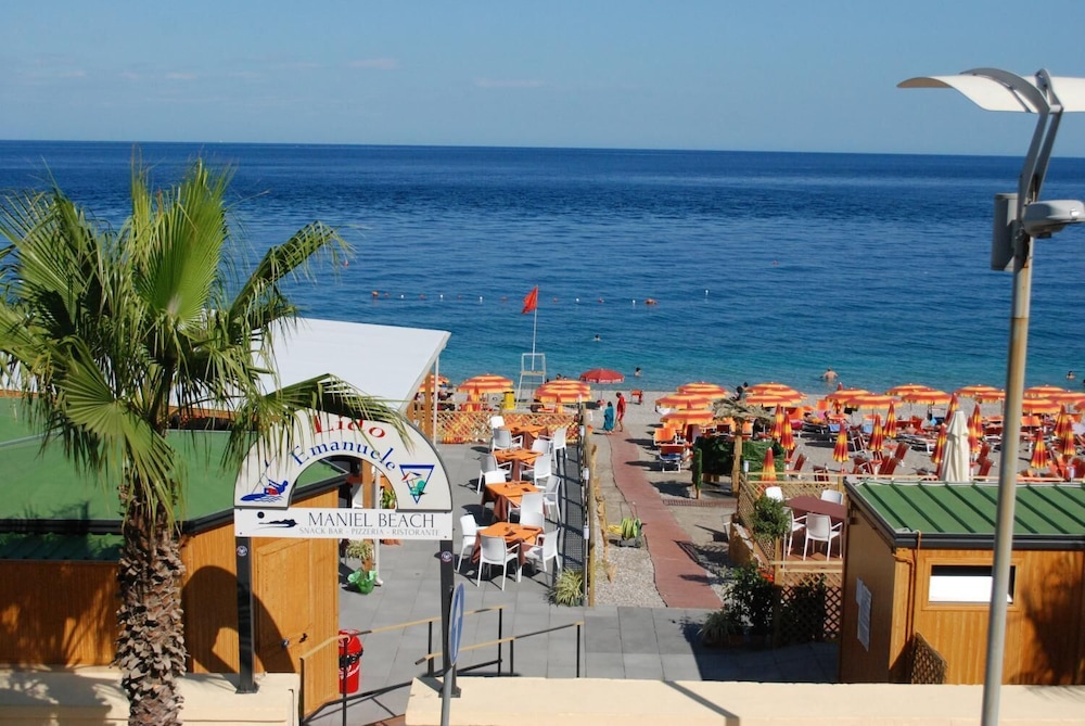 Maniel Beach Hotel 24/43