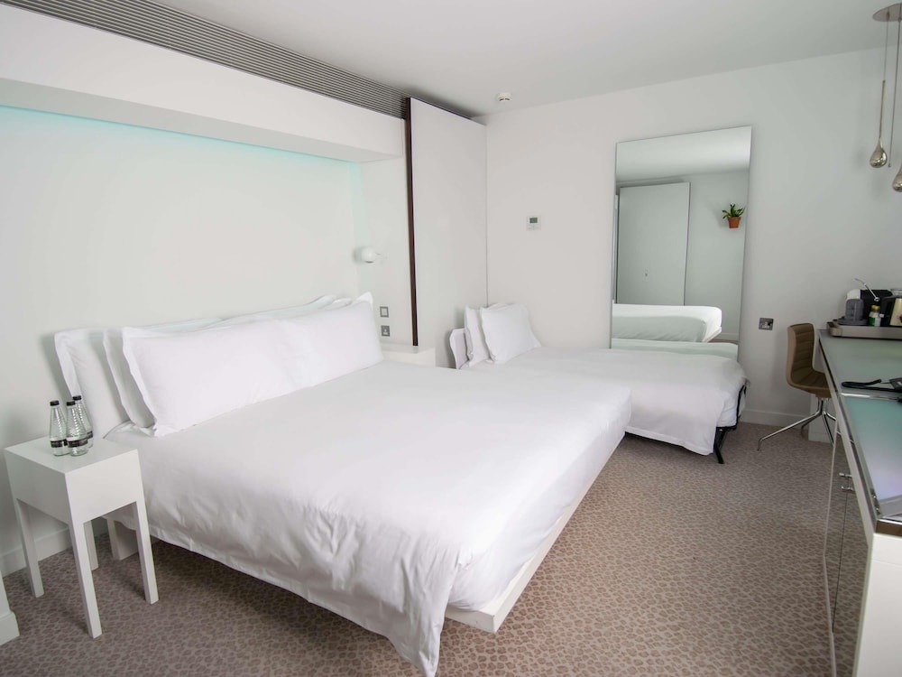 DELUXE, KING BED