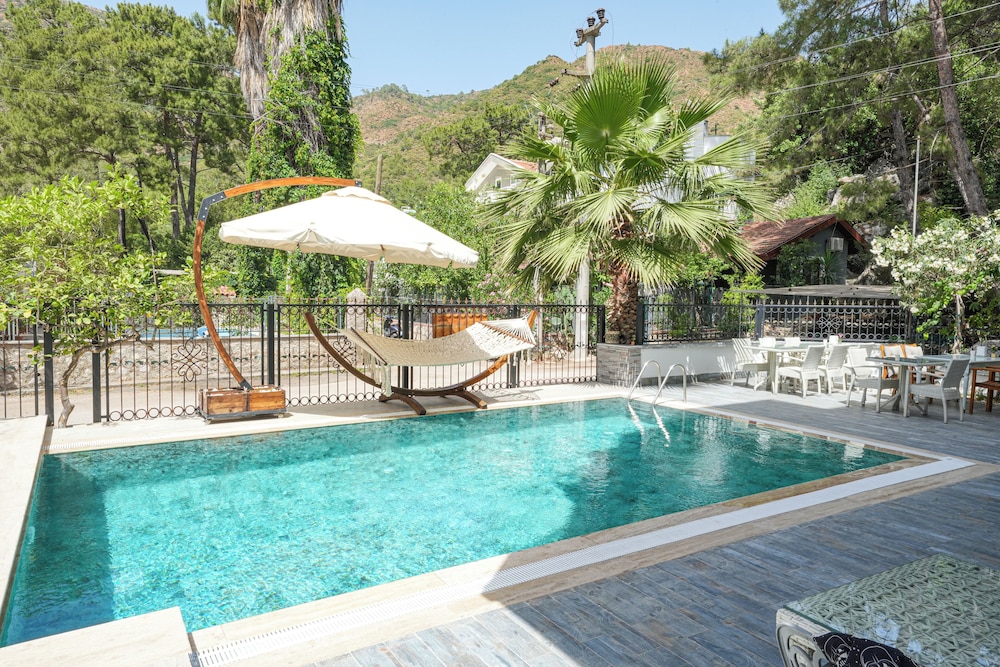 Ada Boutique Hotel 15/16