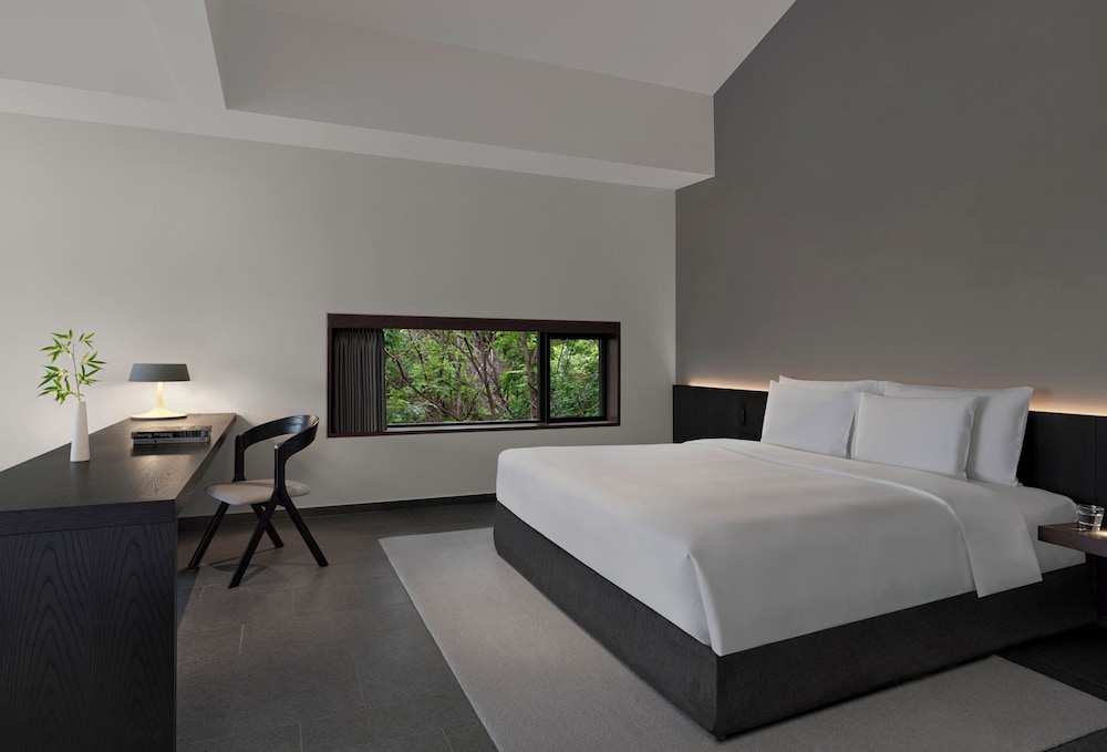 Residential, Suite, King Bed