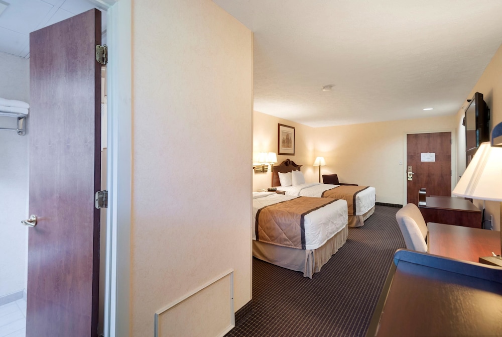 Rodeway Inn and Suites Charles Town WV 12/45