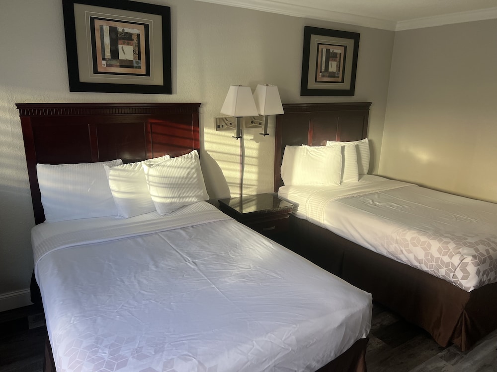 ROOM, 2 DOUBLE BEDS