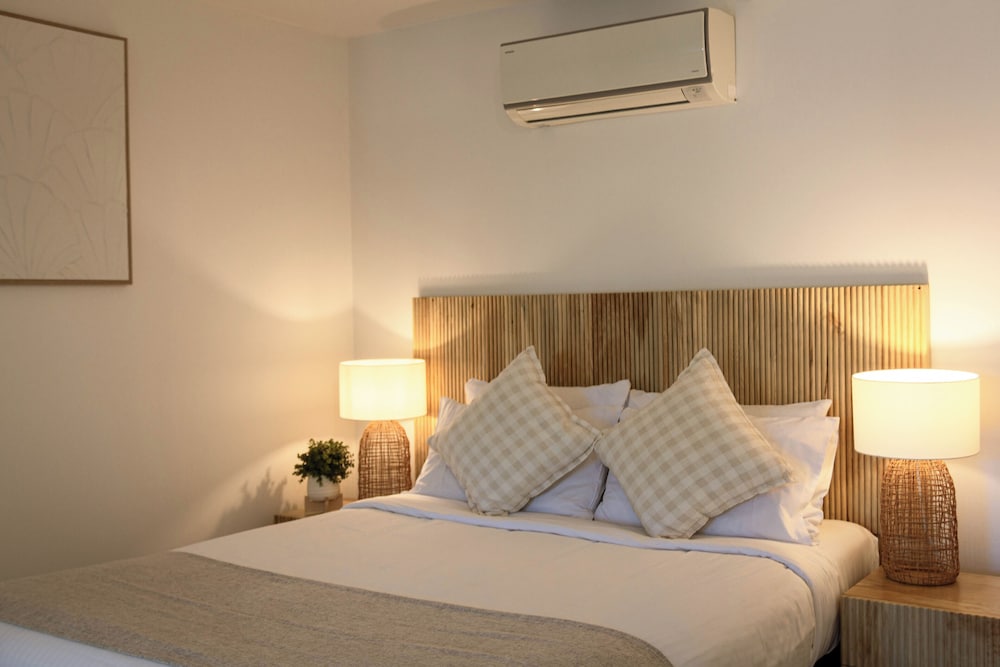 Studio, Queen Bed, Garden View