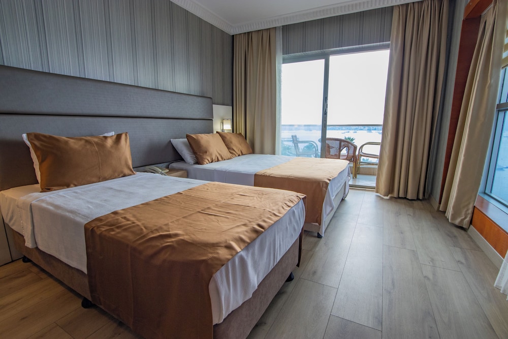 Point Beach Hotel 8/34
