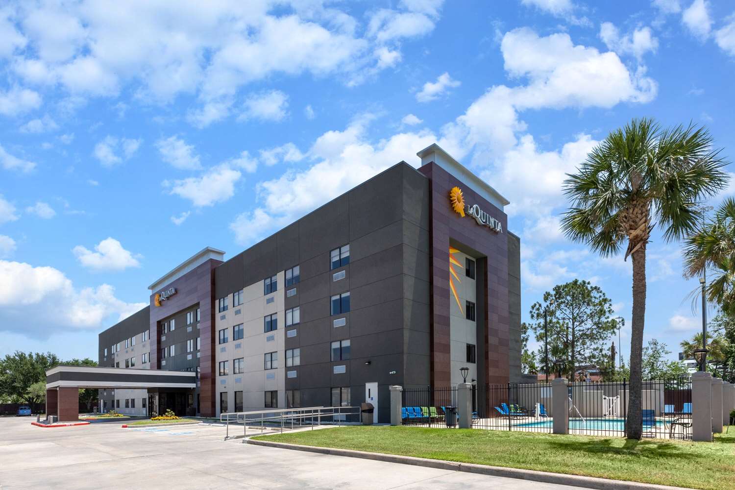 La Quinta Inn & Suites by Wyndham Houston NW Brookhollow 12/15