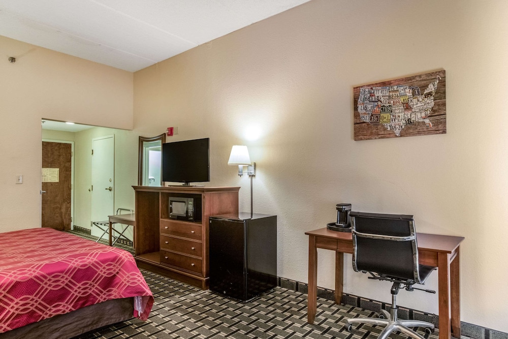 Econo Lodge Inn & Suites Marietta near Dobbins ARB 23/45