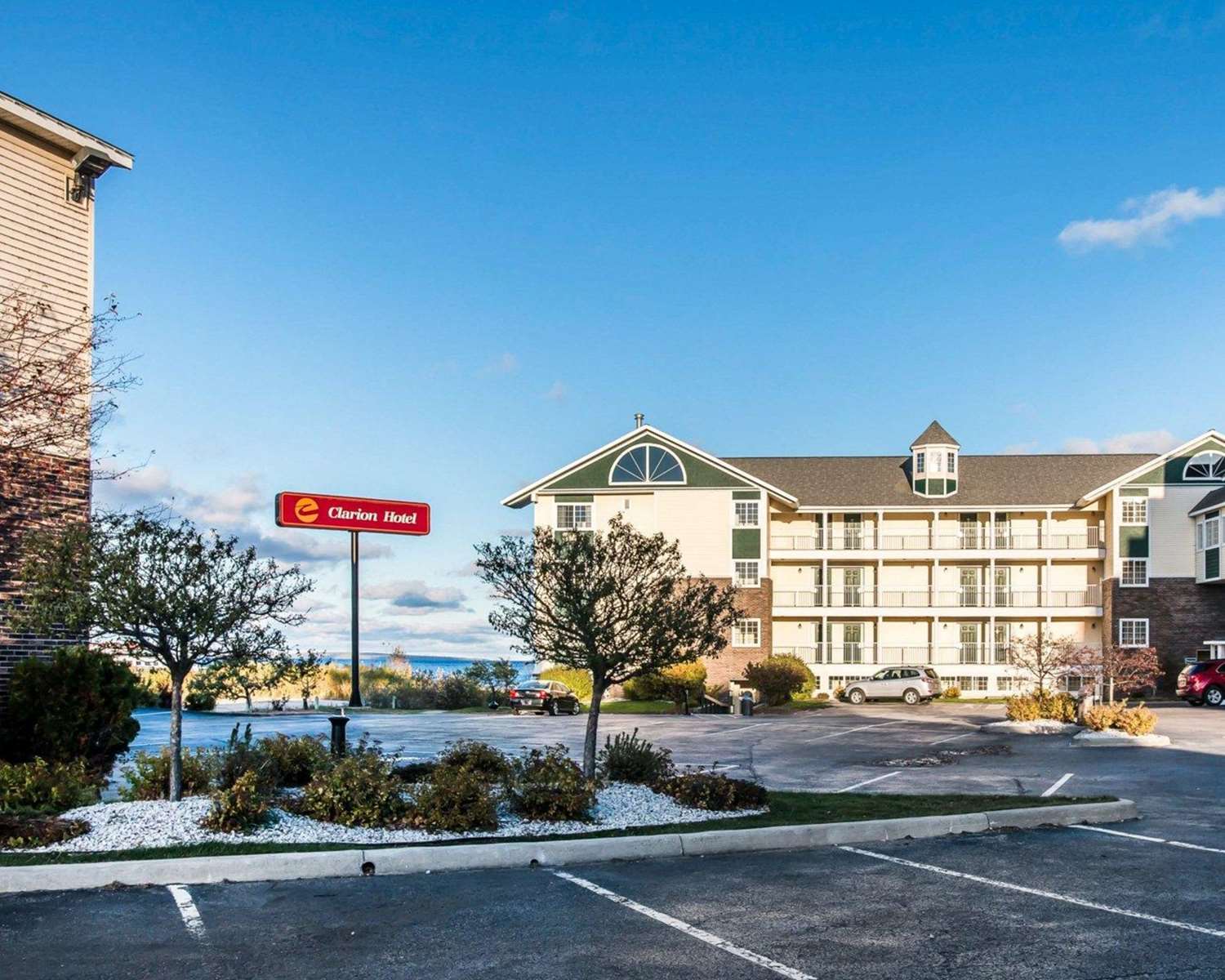 Clarion Hotel Mackinaw City Beachfront 18/20