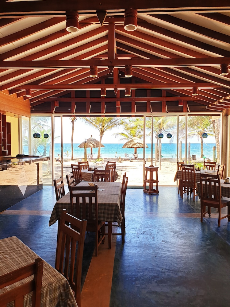 Oasey Beach Hotel 55/69