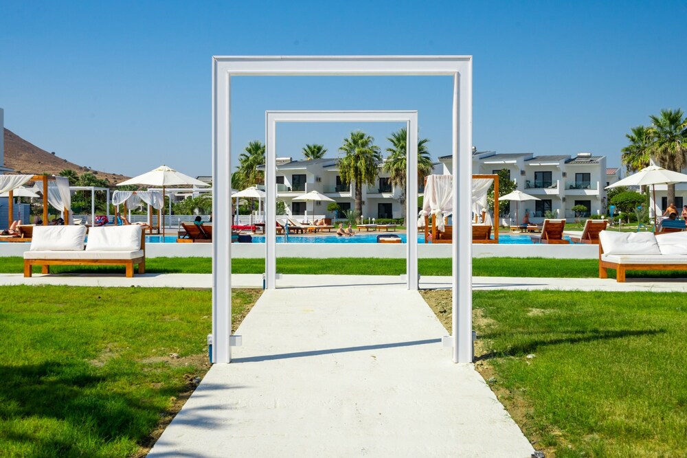 Kamari Plus Hotel 38/49