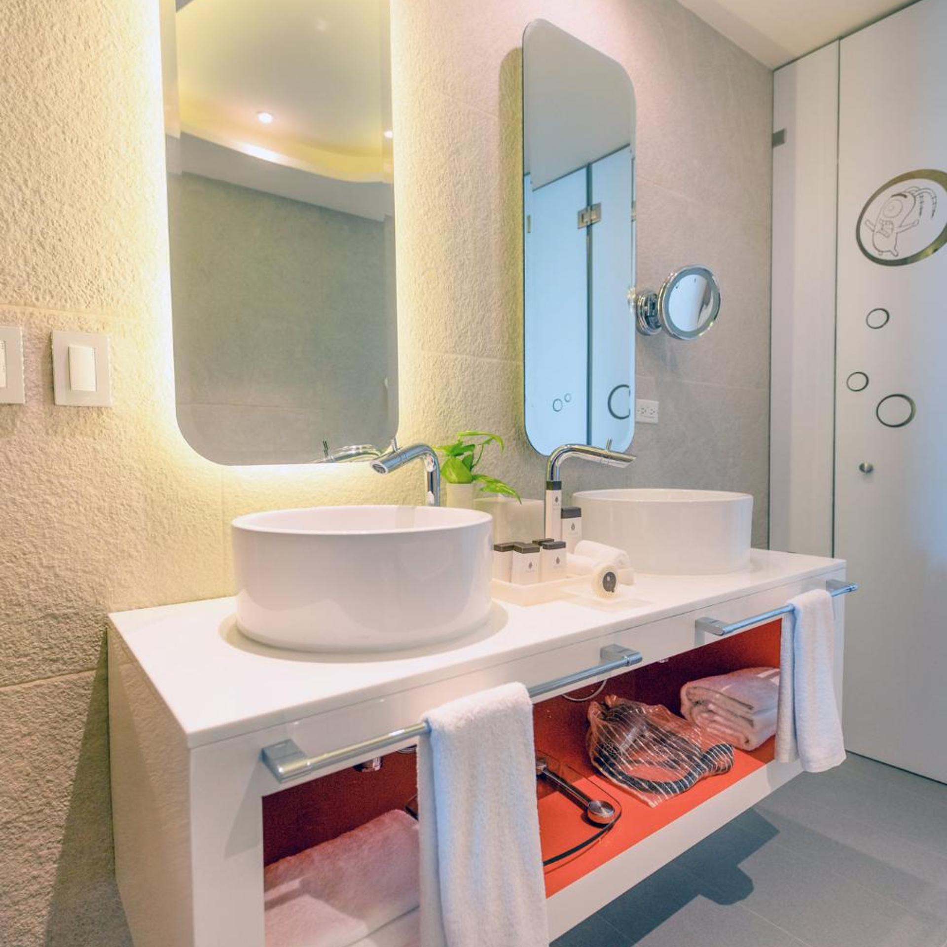Swim Up, Suite, King Bed, Ocean Front, Sofa