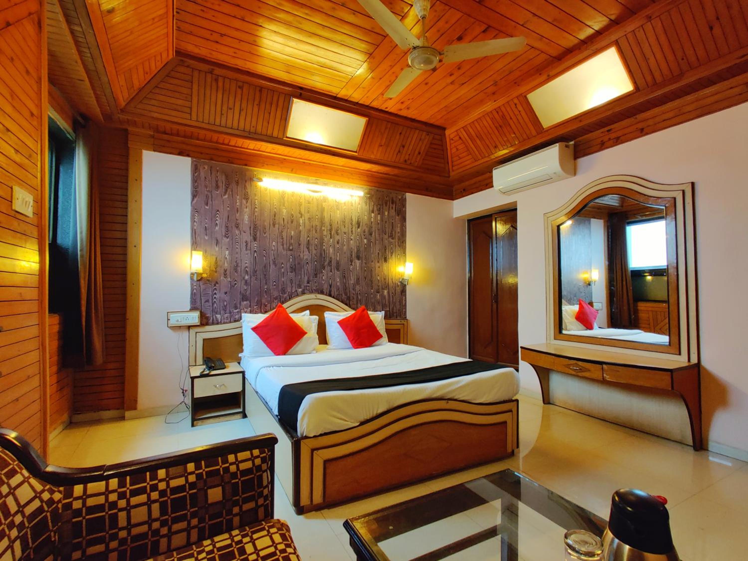 غرفة قياسية بسرير كينج، Hotel Pratap Heritage 3/3