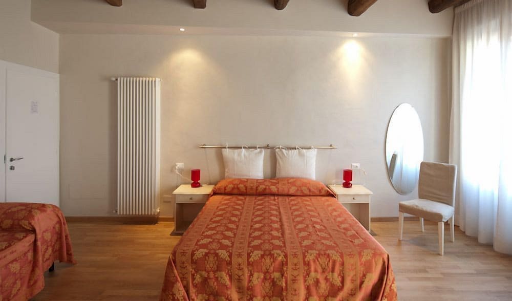 غرفة رباعية، Honey Rooms 9/10