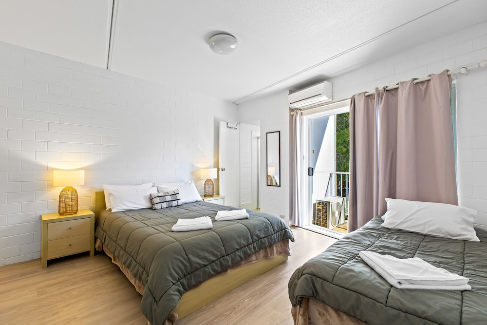 2 Bedrooms, Standard, 1 Single and 2 Queen Beds