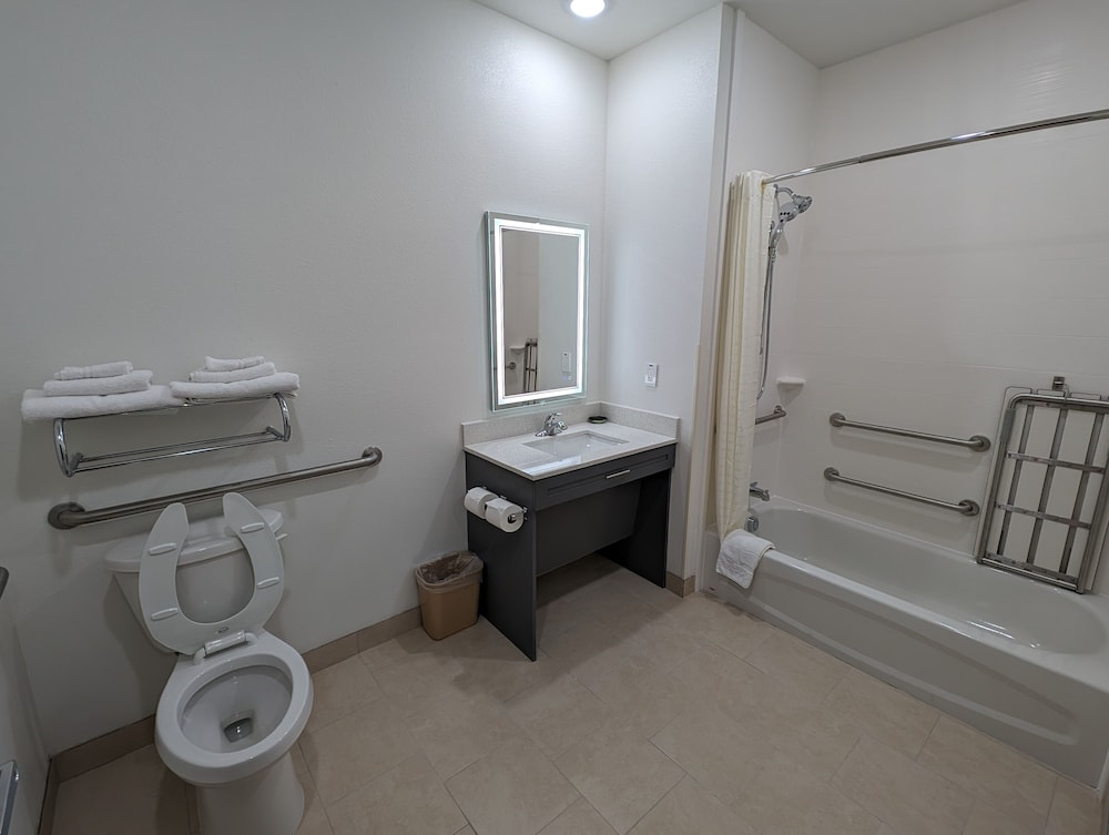 Texas Bungalows Hotel and Hotel Que at i35 Austin Pflugerville 41/43
