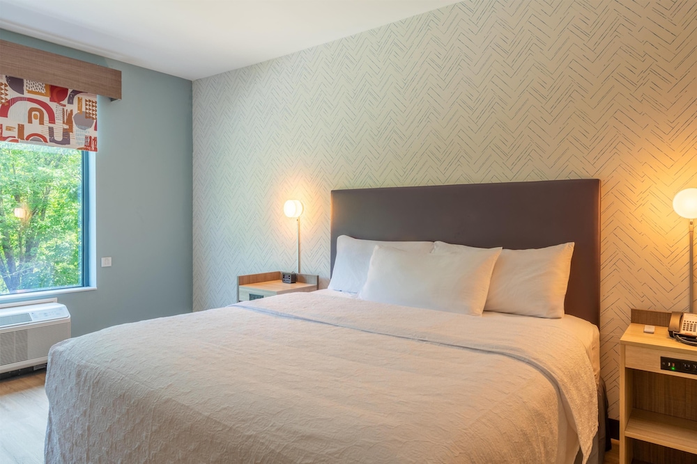 Suite, King Bed, Accessible