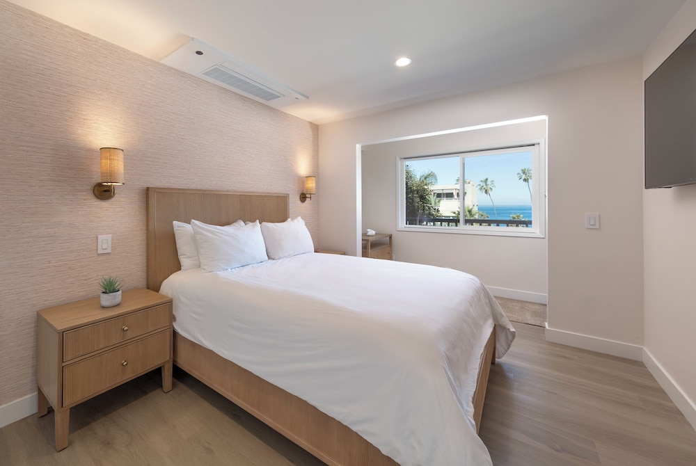 Studio, Queen Bed, Ocean View, Stair Access Only