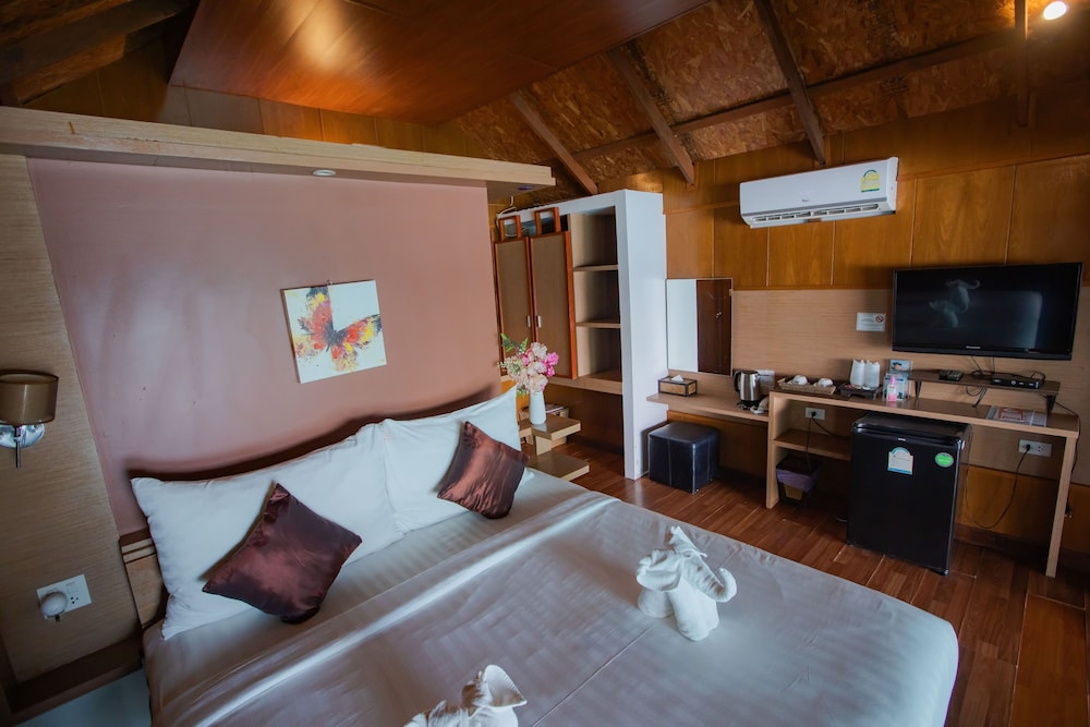 Chareena Hill Beach Resort 24/70