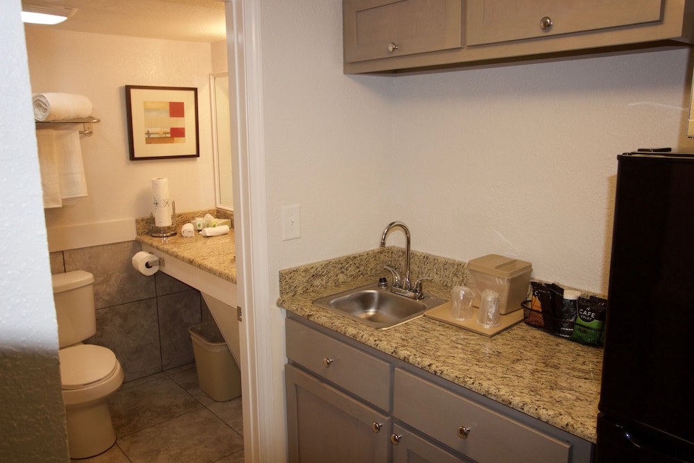 At Home Inn And Suites Pensacola 37/80