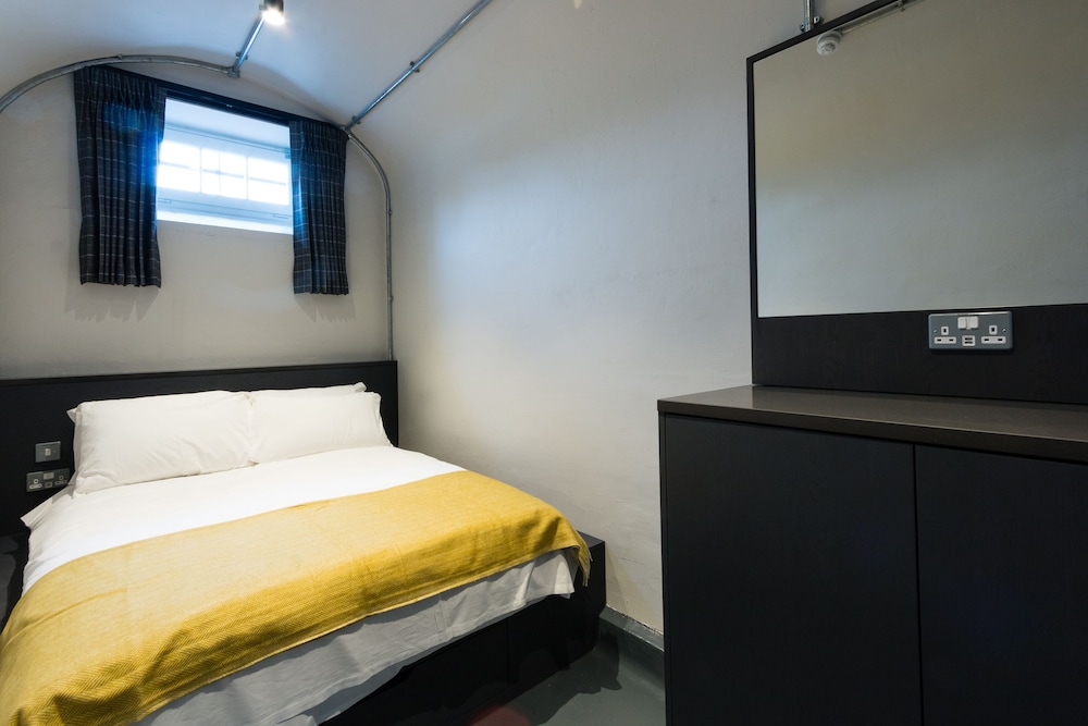 CoDE Pod Hostels THE CoURT 12/49