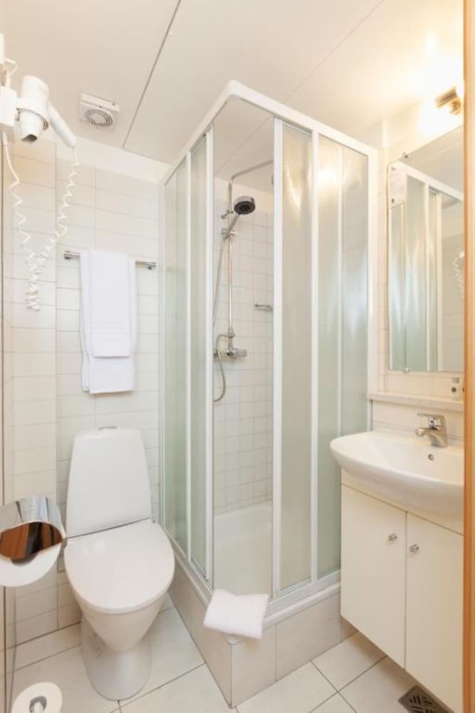 جناح جونيور بسرير كوين، Hotel Odinsve 9/12