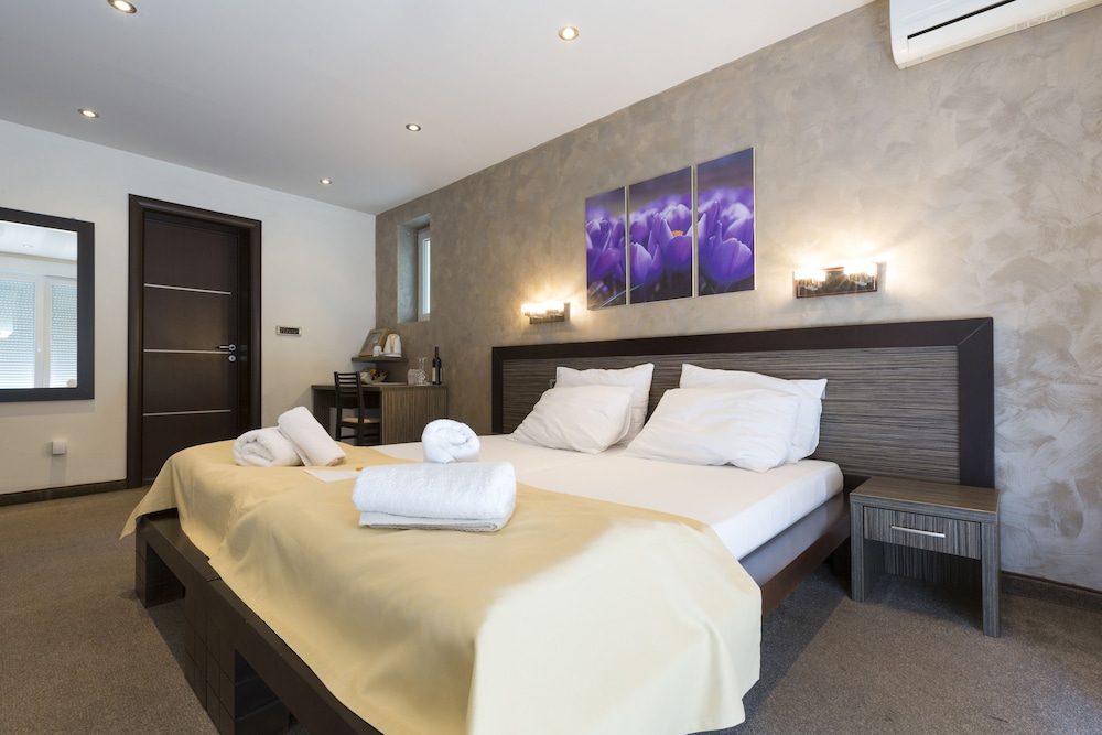 Villa Mystique Hotel 24/57