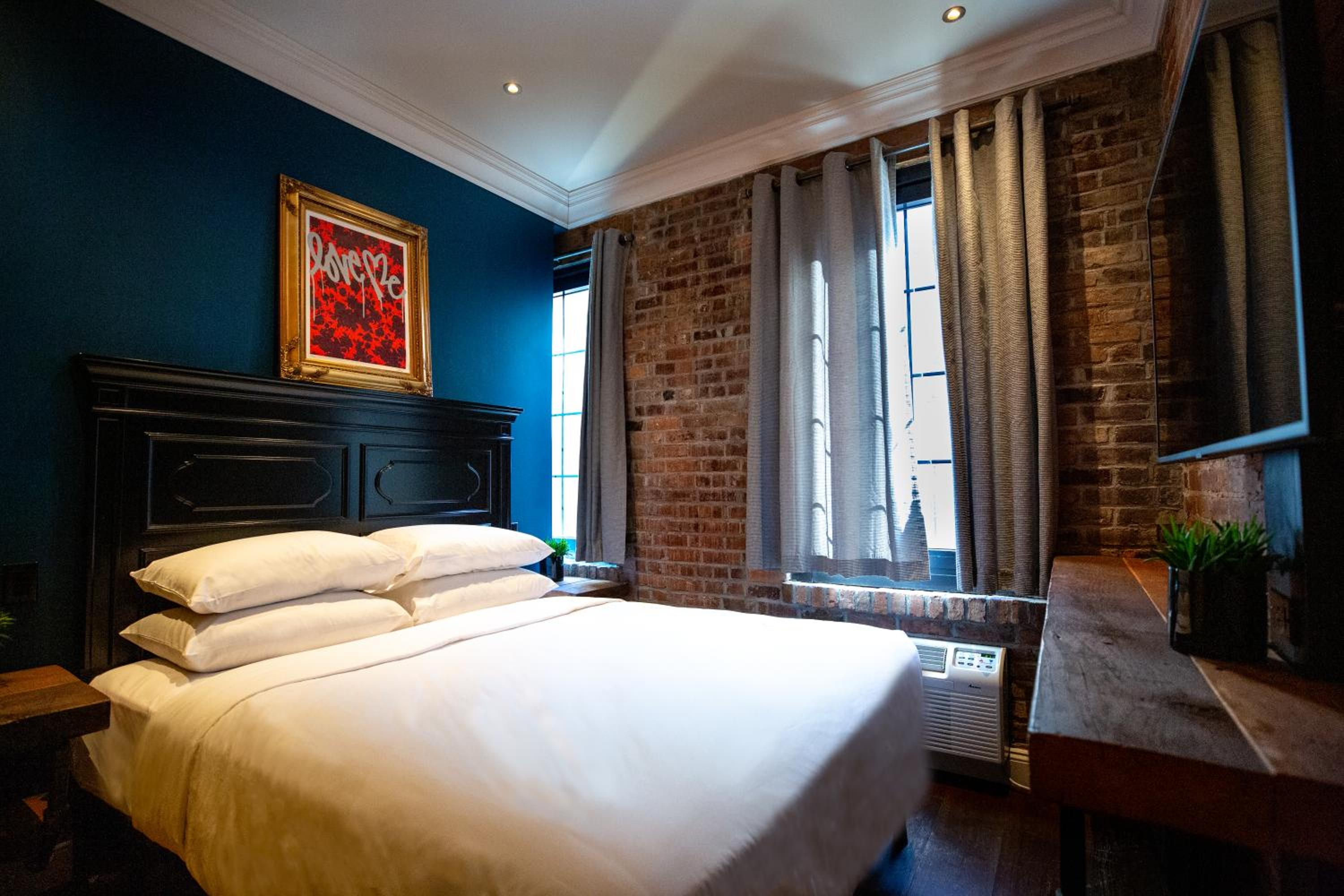 DELUXE, QUEEN BED