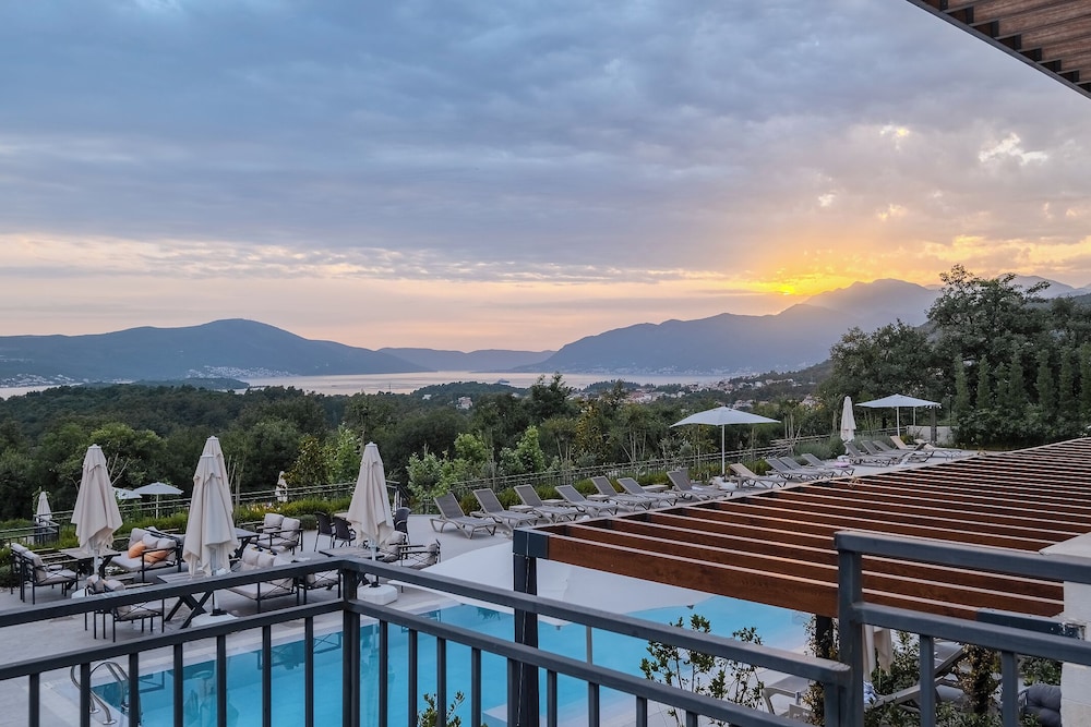 Montenegro Lodge 3/50