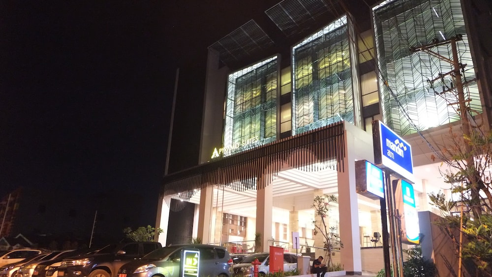 Pyramid Suites 2/54