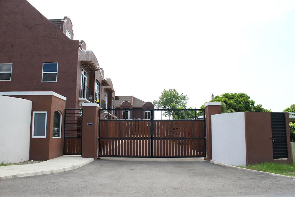 Eclipse Suite Guest Apartments 67/77