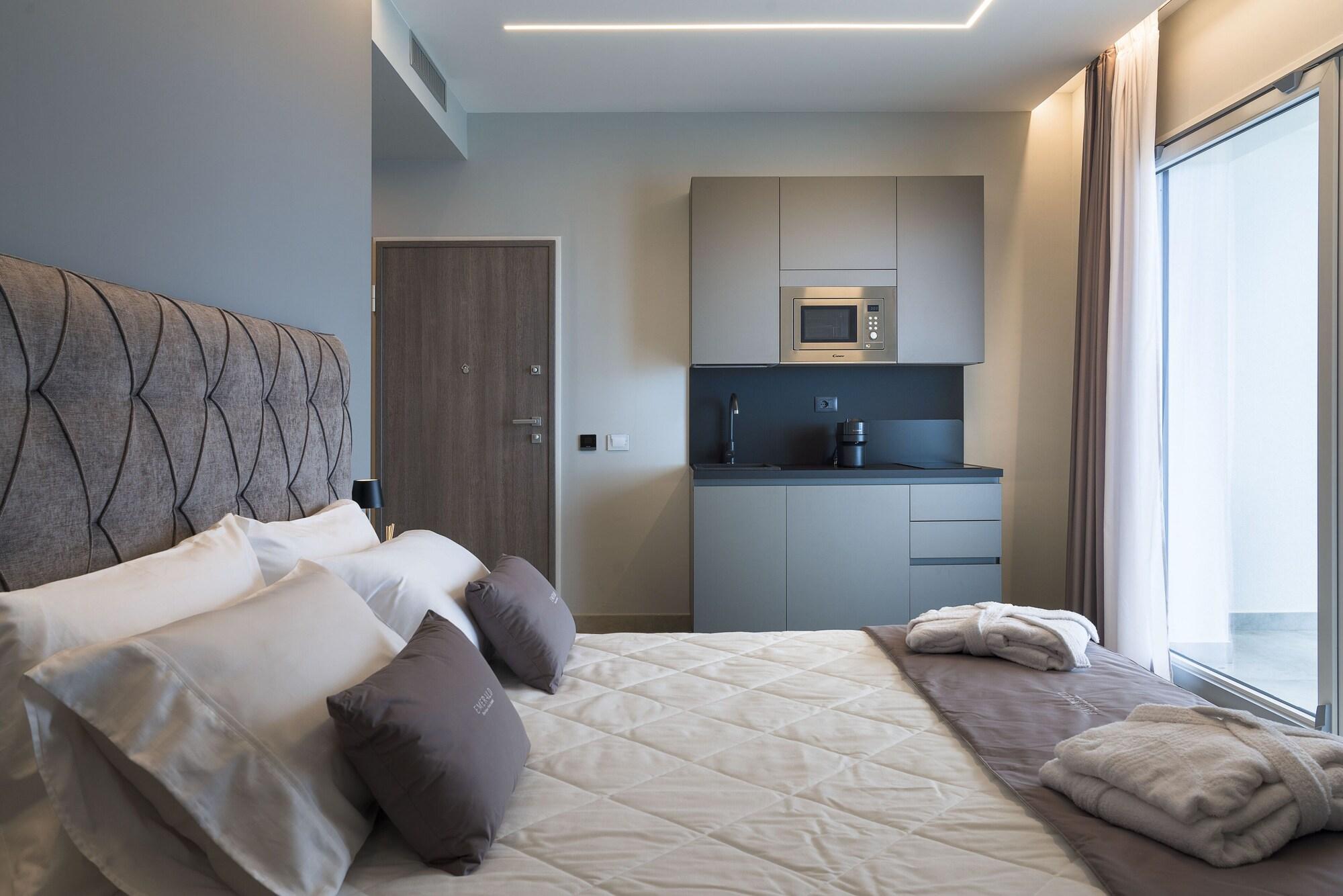 Deluxe, Sea View