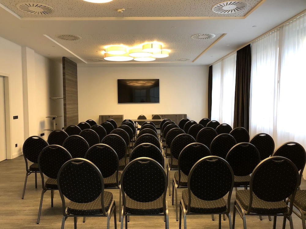 Airporthotel Berlin Adlershof 67/75