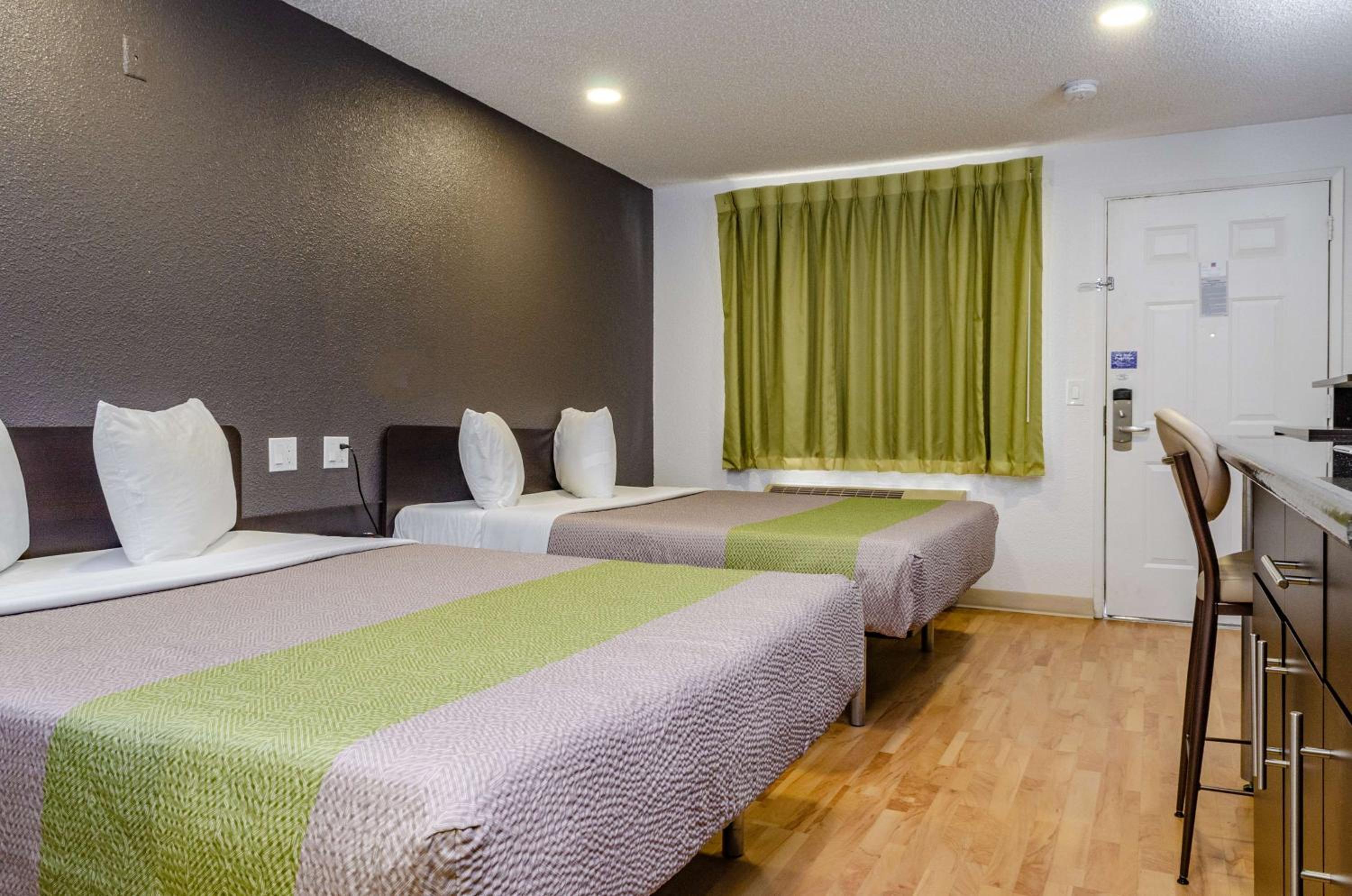 2 Queen Beds -ADA/RI Shower/Non-Smoking