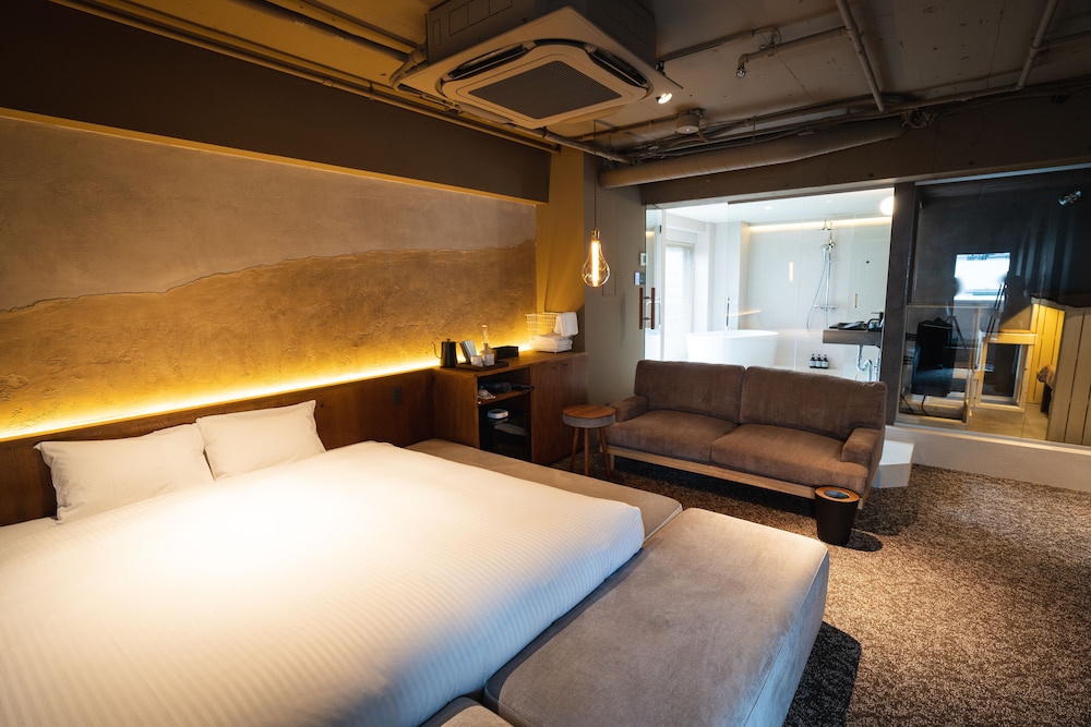 SUITE, KING BED, BALCONY