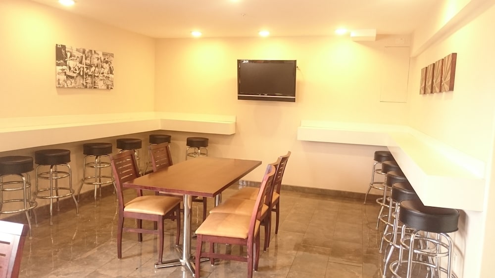 Ramada By Wyndham Culver City 33/49