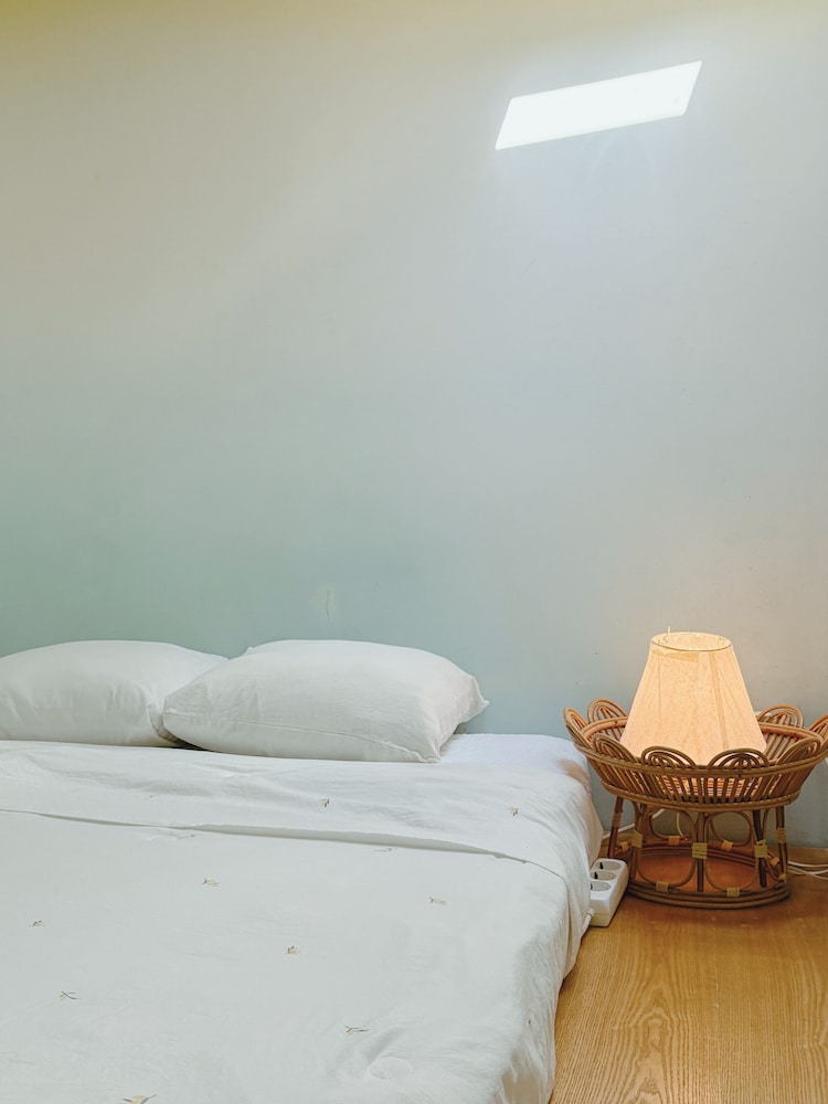 ROMANTIC, QUEEN BED