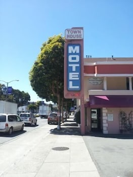 Town House Motel 44/46