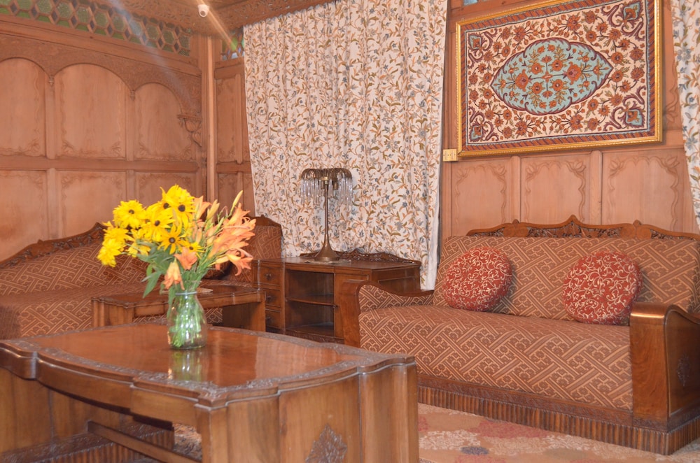 New Alexandra Group of Houseboats 13/19