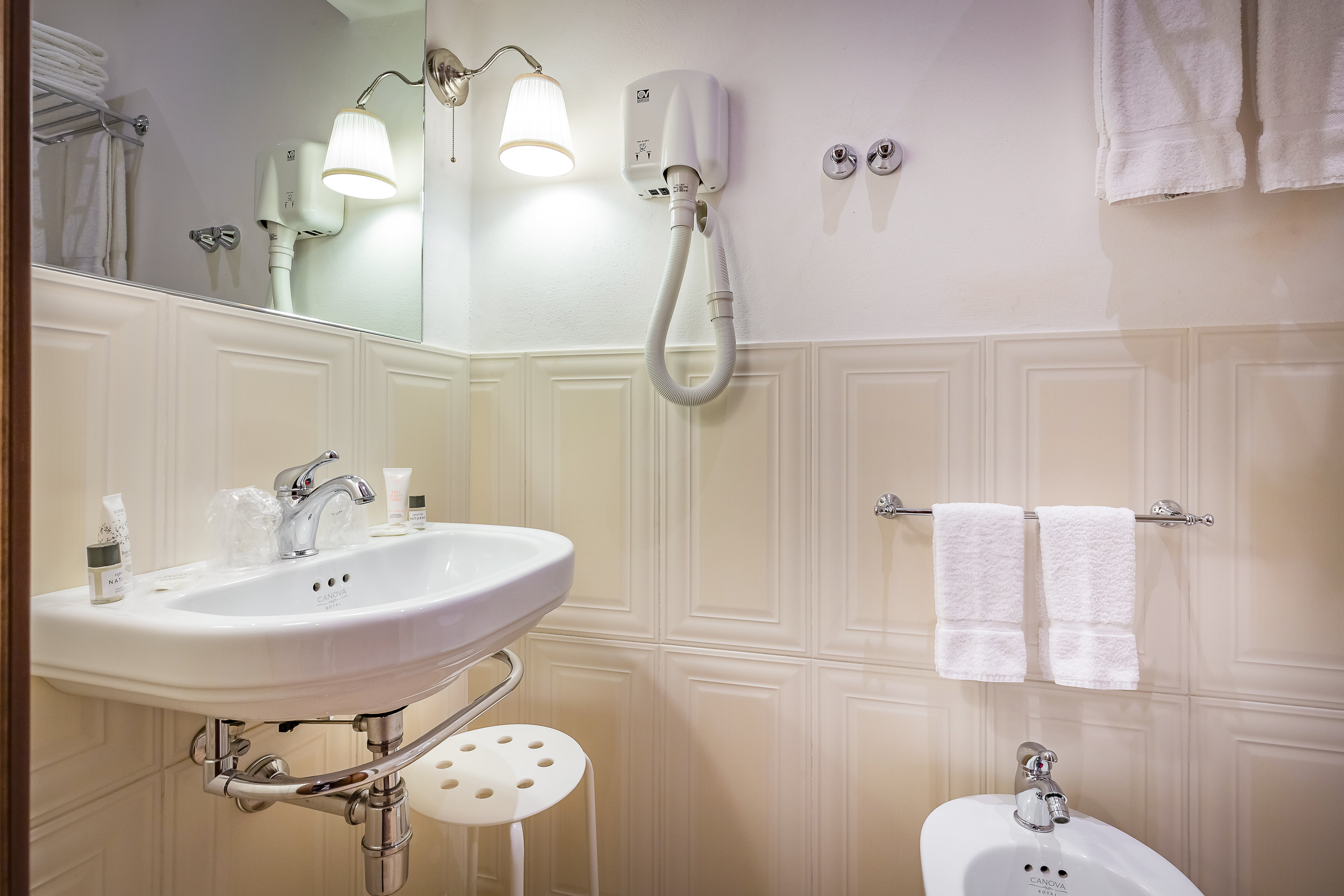 غرفة اقتصادية بسرير مزدوج، Hotel Ungherese 5/7