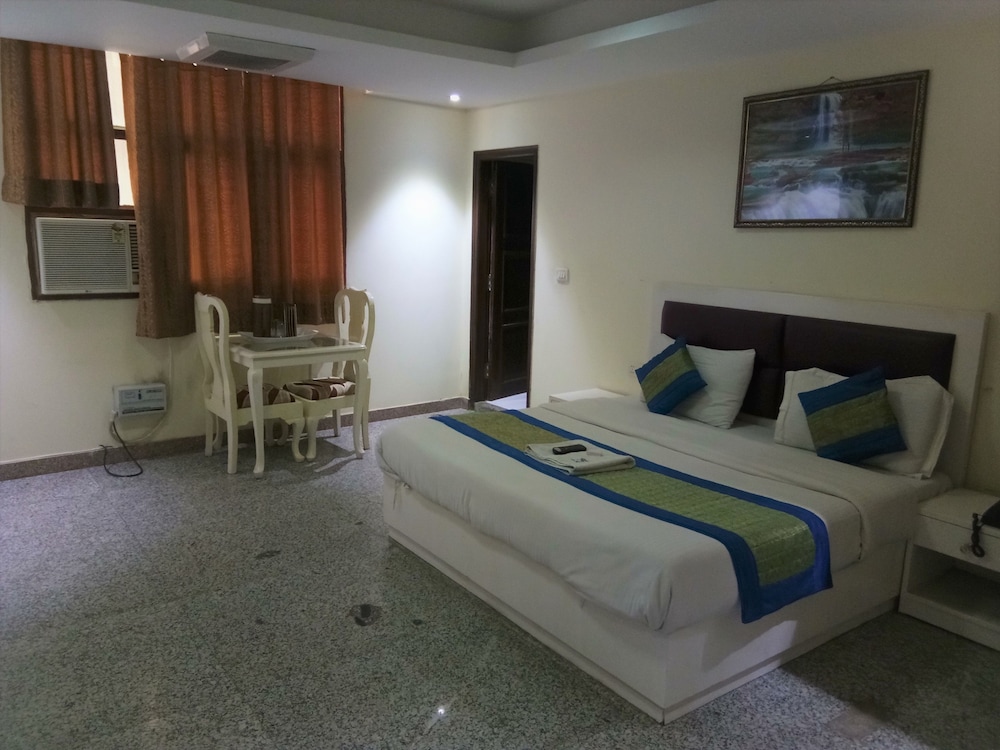 Hotel The Paramont Delhi 17/50