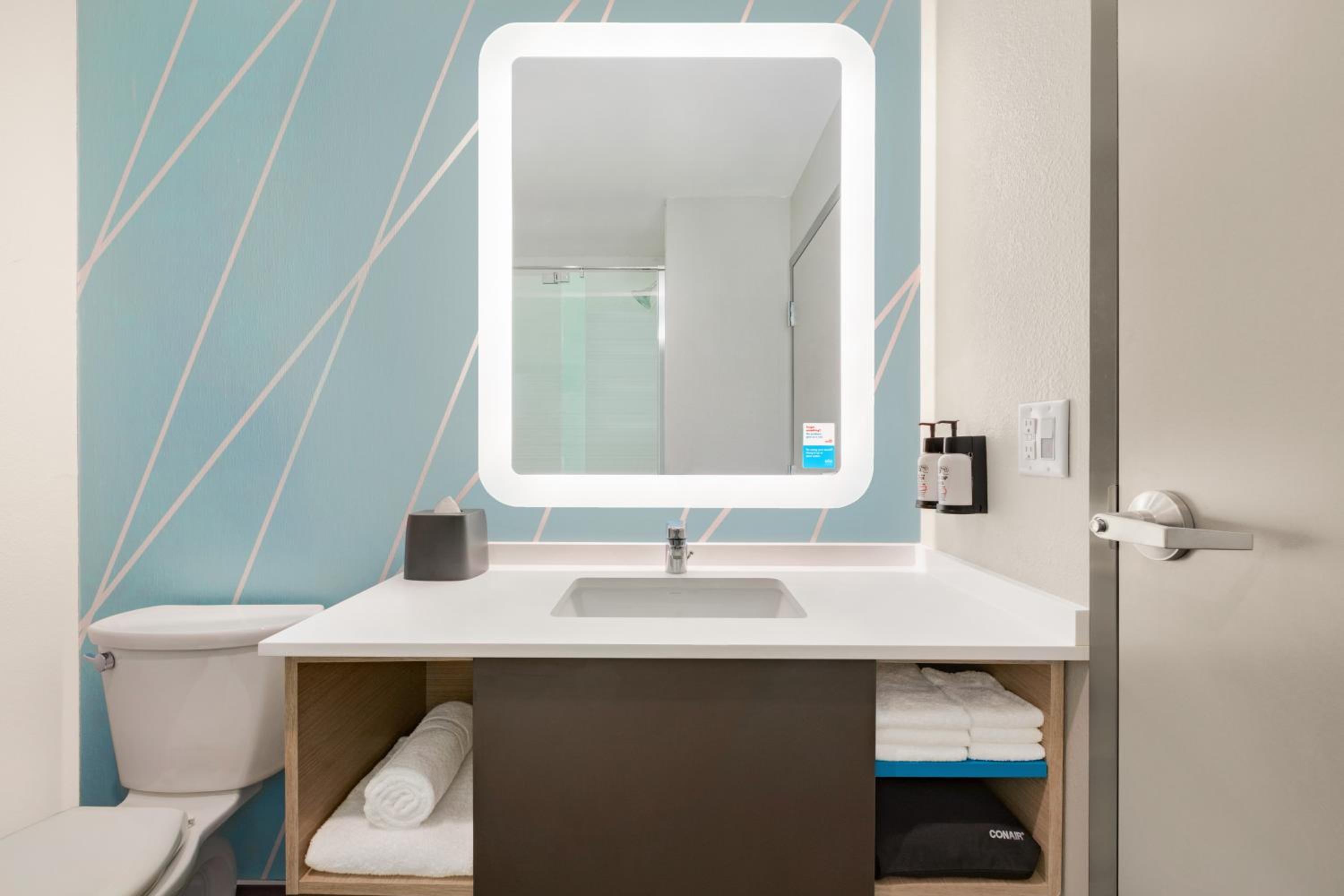 غرفة قياسية، avid hotels - Lexington - Hamburg Area, an IHG Hotel 5/8