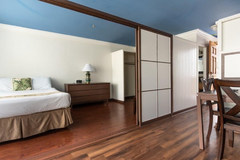 Holiday Surf Hotel 13/43
