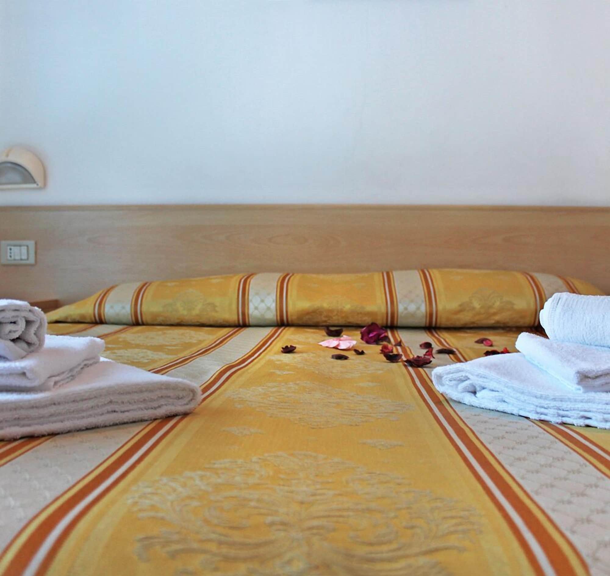 ROOM, DOUBLE OR TWIN BED