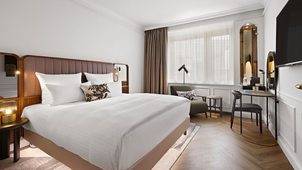 GRAND, KING BED