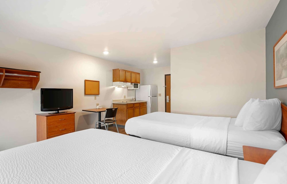 2 Full Beds - Non-Smoking, Kitchen
