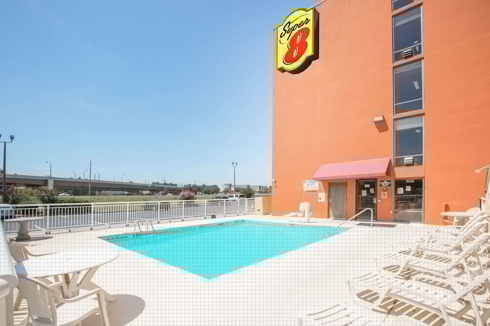 Super 8 by Wyndham Myrtle Beach/Market Common Area 4/35